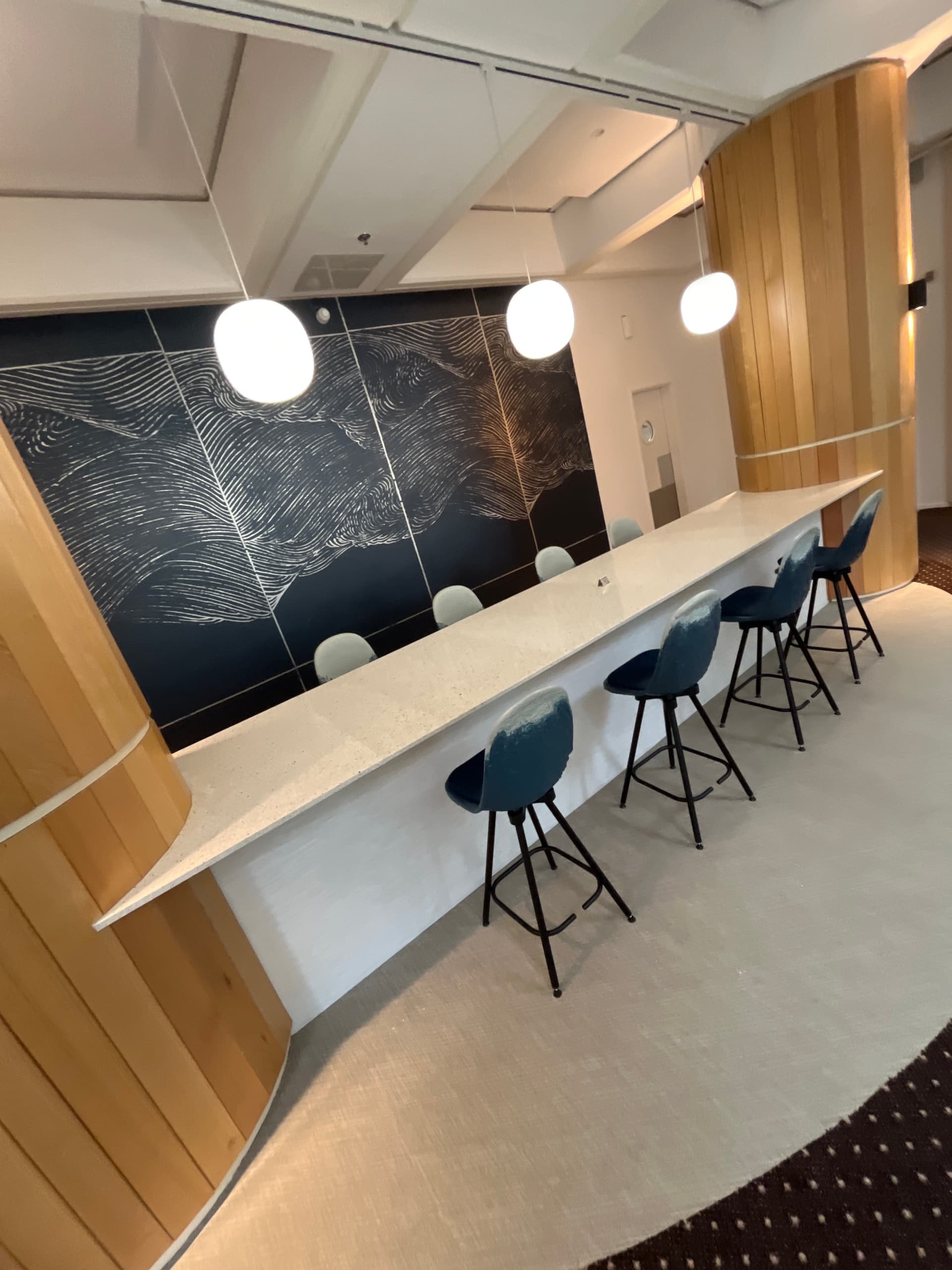 Table de réunion et comptoir d'accueil
